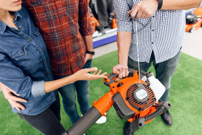 How to start a petrol leaf blower?